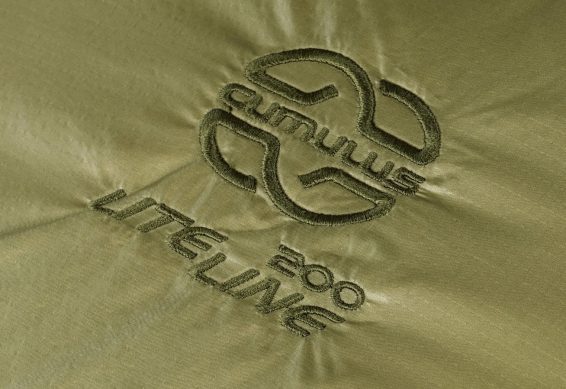 Logo péřového spacáku Cumulus Lite Line 200 v olivové barvě.