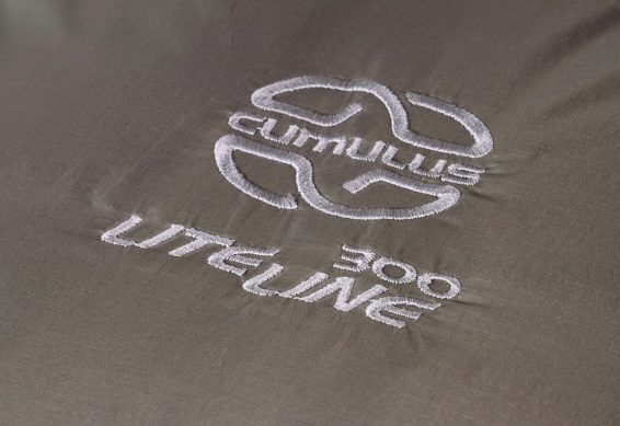 Logo péřového spacáku Cumulus Lite Line 300 ve stříbrné barvě.