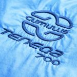 Logo péřového spacáku Cumulus Teneqa 700 ve světlé modré barvě.