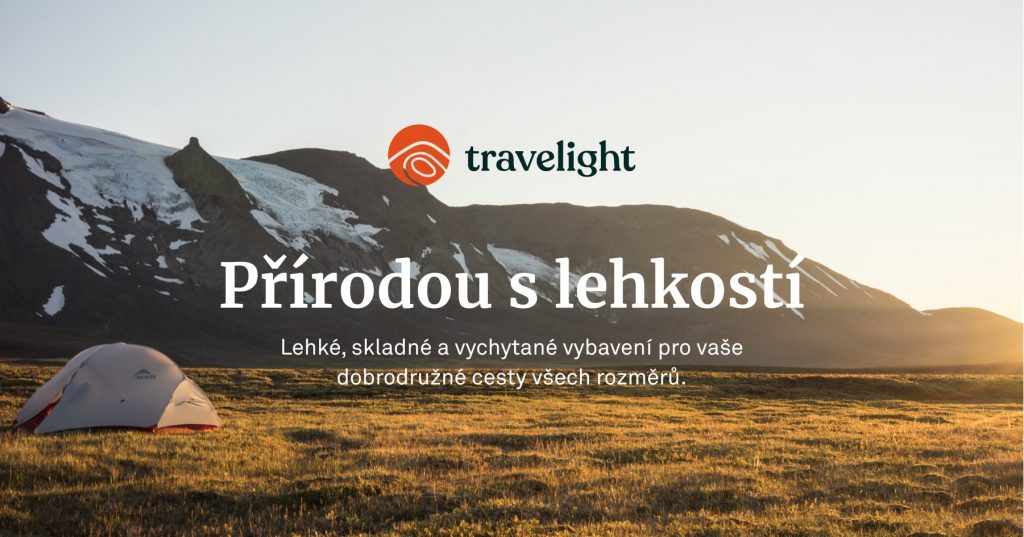 Úvodní stránka firmy Travelight s logem v pozadí postavený ultralehký stan v přírodě