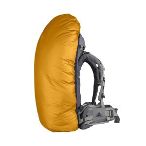 Pláštěnka Sea To Summit Ultra Sil Pack Cover pláštěnka žlutá nasazená na batohu.