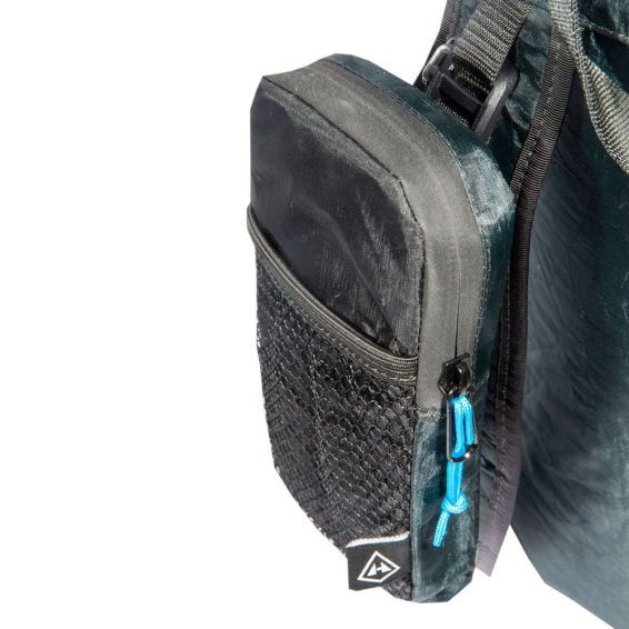 Ramenní kapsa Hyperlite Mountain Gear Shoulder Pocket, horní pohled na batohu, vhodná na telefóny, powerbanky, opalovací krémy