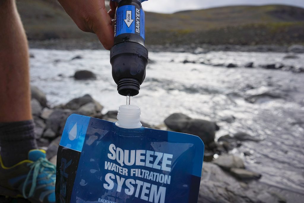 Používání vodního filtru od značky Sawyer Squezee při přechodu Islandu